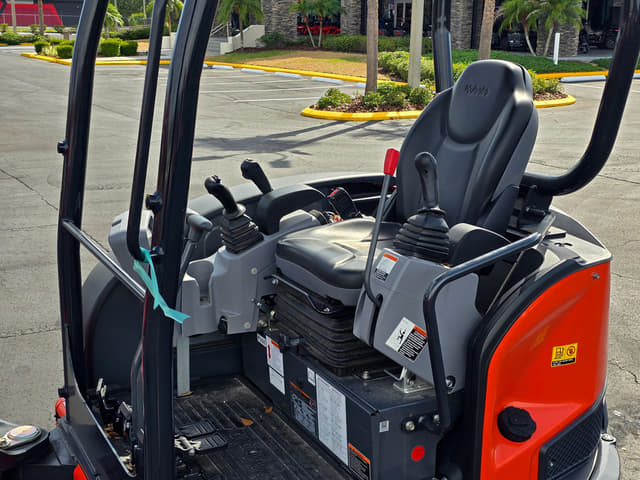 Image of Kubota U35-4 equipment image 4
