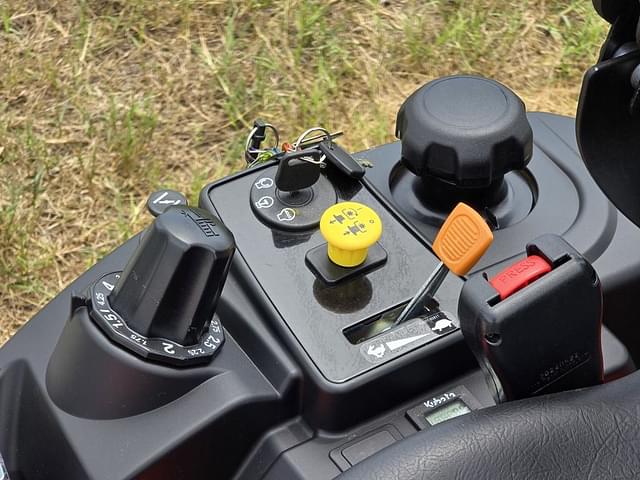 Image of Kubota Z232 equipment image 4