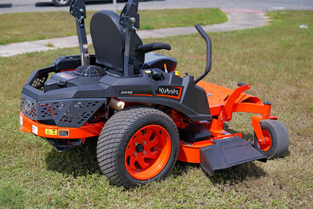Image of Kubota Z242 equipment image 2