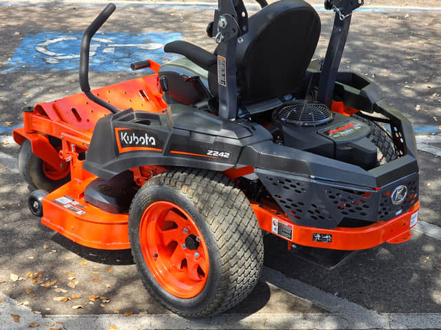 Image of Kubota Z242KW-48 equipment image 3
