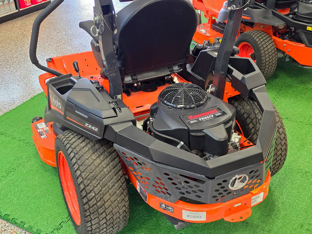 Image of Kubota Z242KW-48 equipment image 3