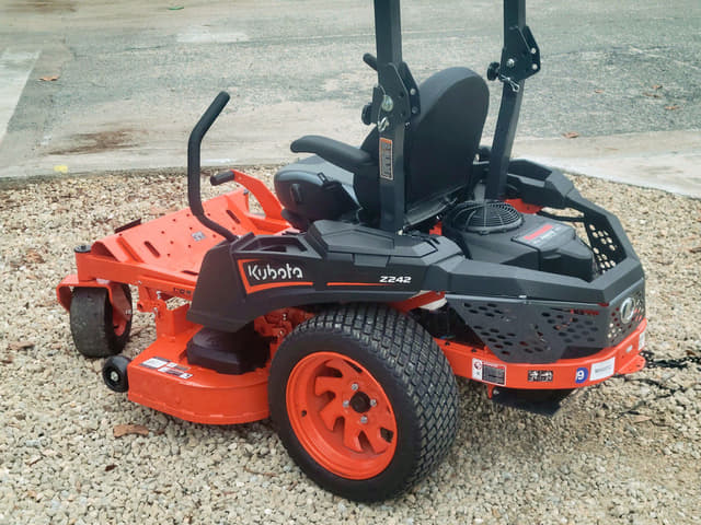 Image of Kubota Z242KW-48 equipment image 3