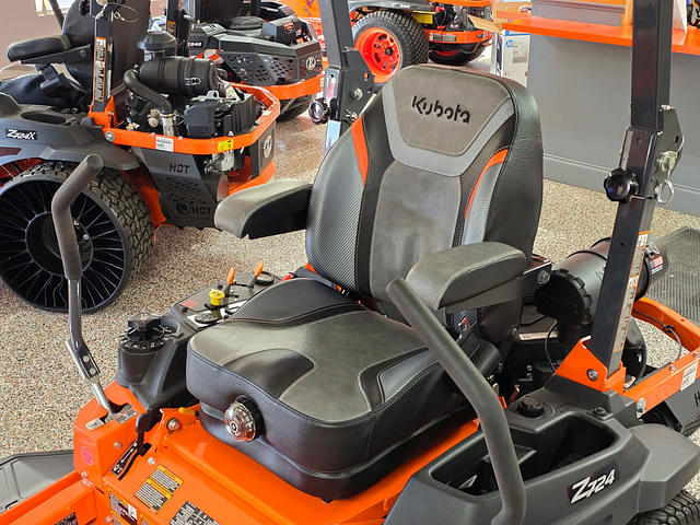 Image of Kubota Z724 equipment image 4