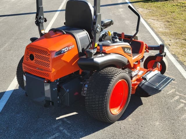 Image of Kubota ZD1211-3-60 equipment image 4