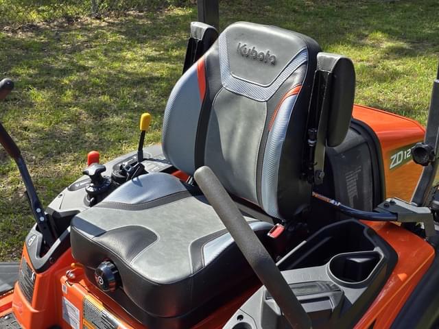 Image of Kubota ZD1211L-3-72 equipment image 4