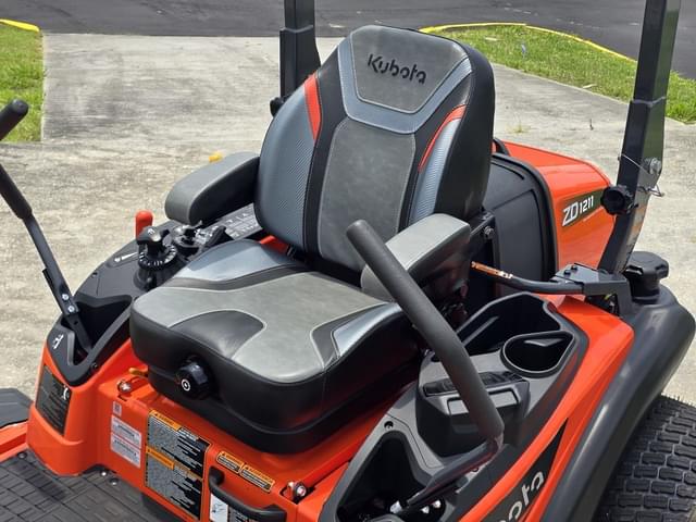 Image of Kubota ZD1211L equipment image 4