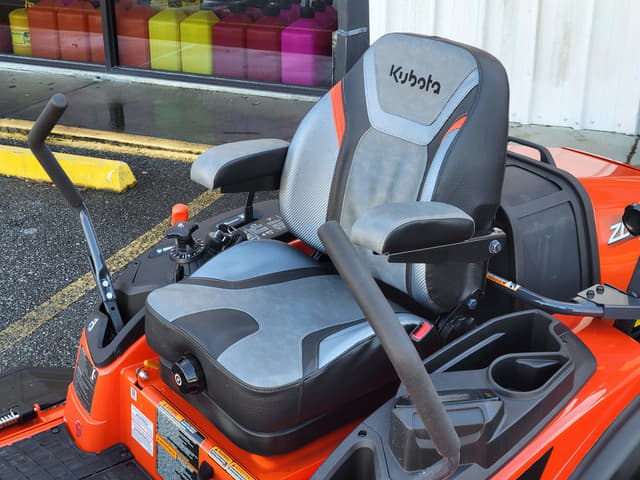 Image of Kubota ZD1211L-3-72 equipment image 4