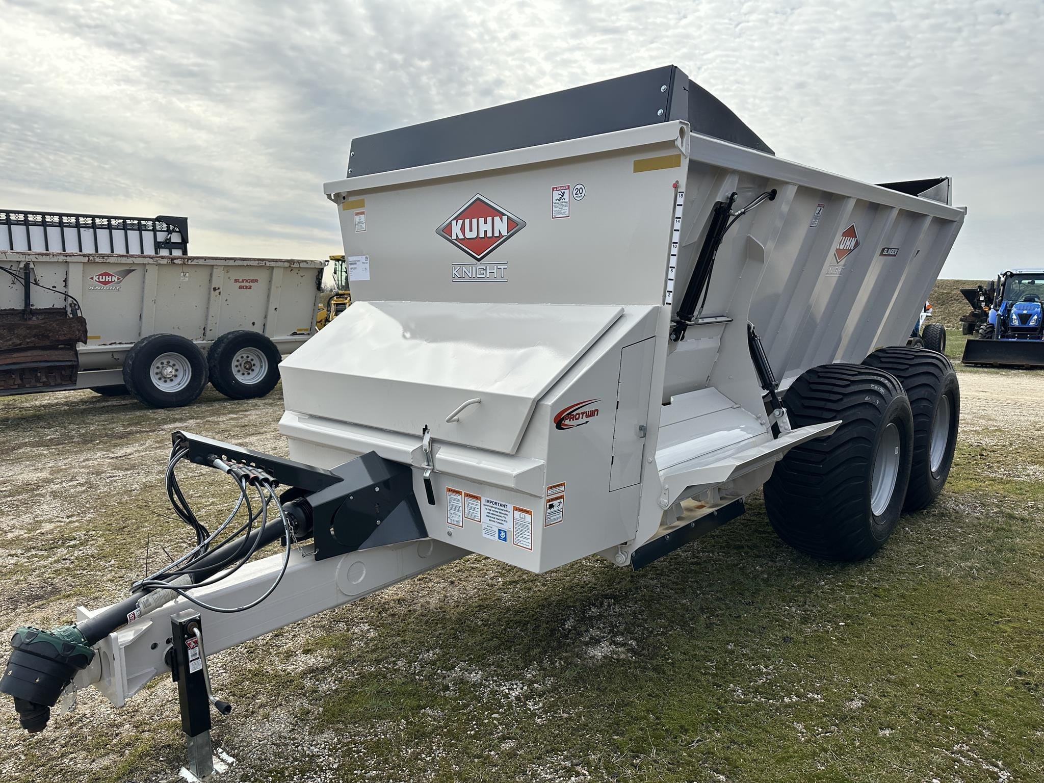 2024 Kuhn Knight SLC132 Equipment Image0