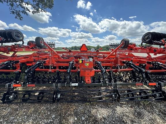 Image of Kuhn Krause Excelerator XT 8010 equipment image 4