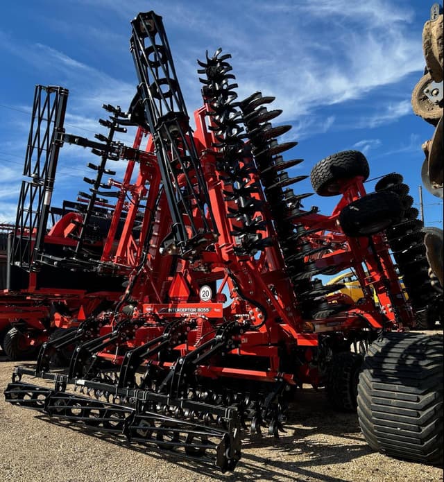 Image of Kuhn Krause Interceptor 8055 equipment image 4