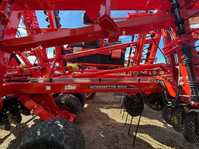 Image of Kuhn Krause Interceptor 8055 equipment image 3