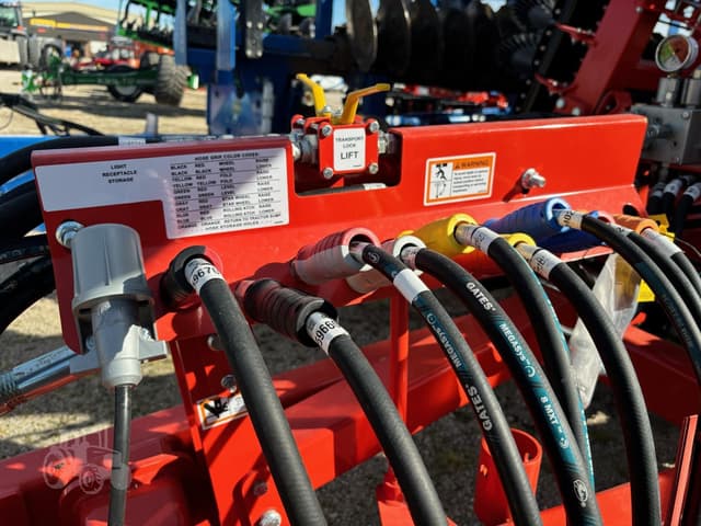 Image of Kuhn Krause Interceptor 8055 equipment image 2
