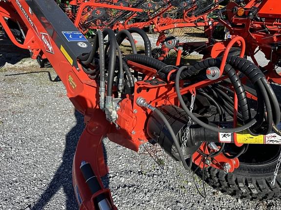 Image of Kuhn Merge-Maxx 950 equipment image 2