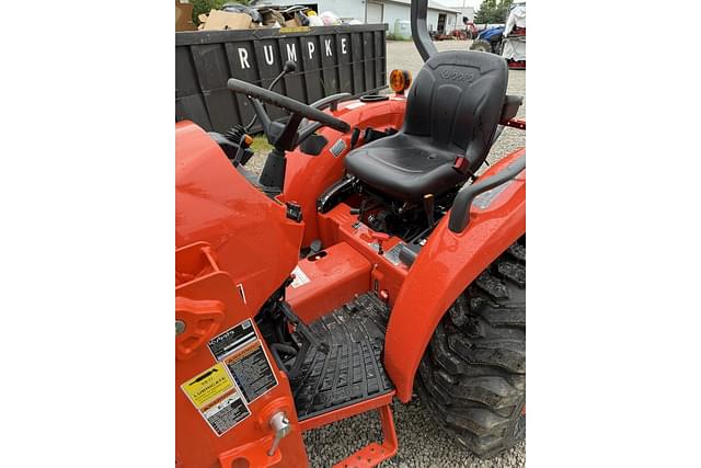 Image of Kubota L3902HST equipment image 2