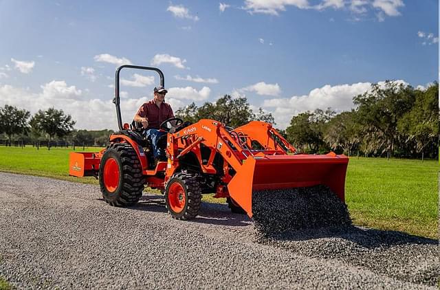 Image of Kubota LX2610HSD equipment image 4