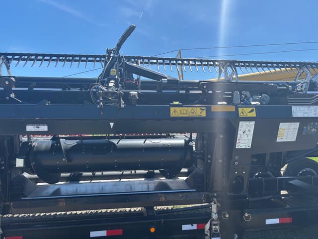 Image of MacDon FD235 equipment image 4