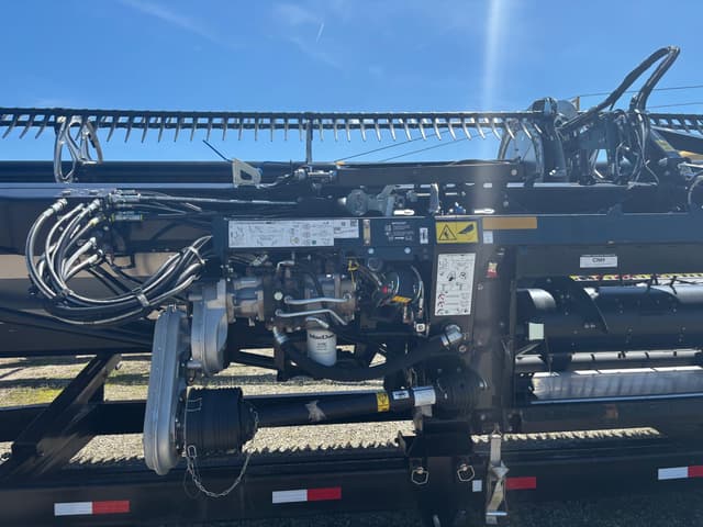 Image of MacDon FD235 equipment image 3