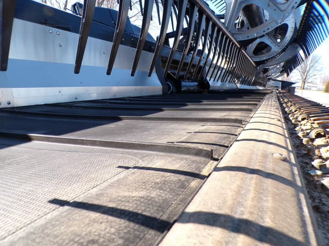 Image of MacDon FD235 equipment image 3