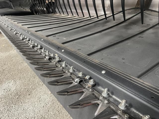 Image of MacDon FD240 equipment image 3