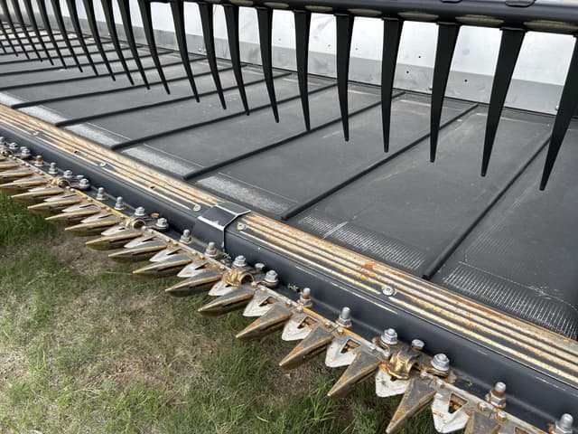 Image of MacDon FD240 equipment image 2