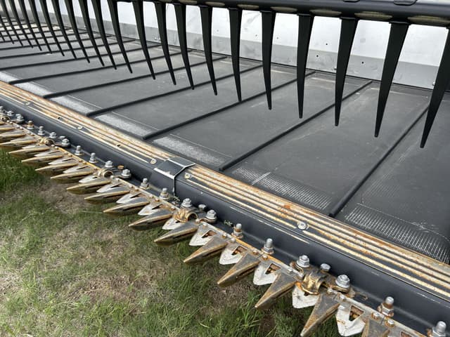 Image of MacDon FD240 equipment image 2