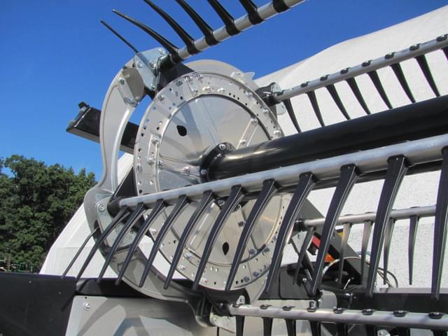 Image of MacDon FD240 equipment image 4