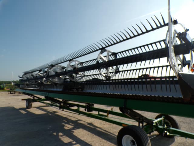 Image of MacDon FD240 equipment image 3