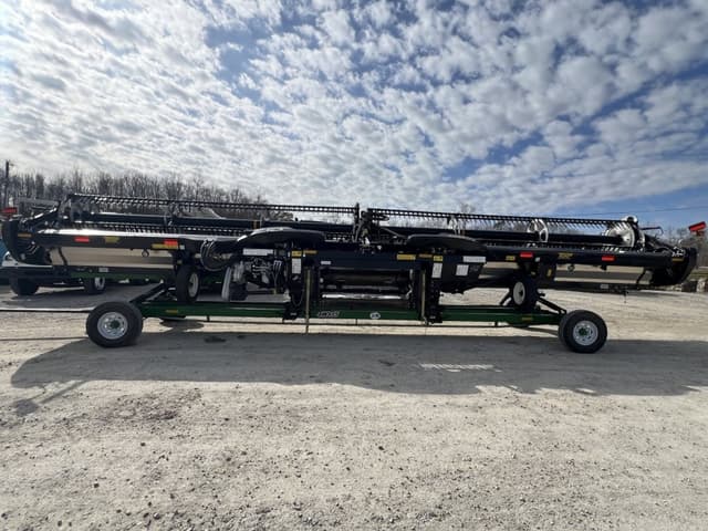 Image of MacDon FD240 equipment image 3