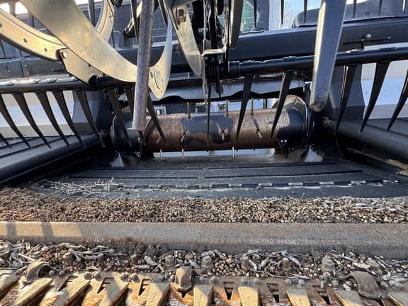 Image of MacDon FD235 equipment image 3