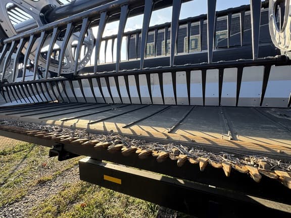 Image of MacDon FD235 equipment image 4