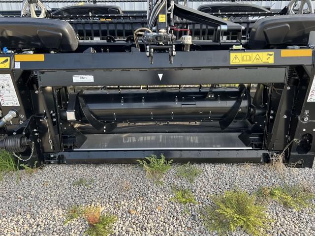 Image of MacDon FD235 equipment image 3