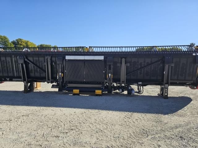 Image of MacDon FD235 equipment image 3