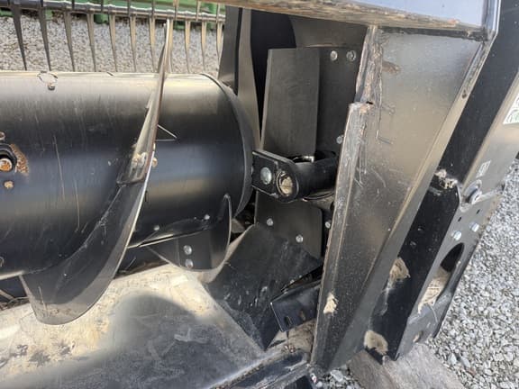 Image of MacDon FD235 equipment image 4