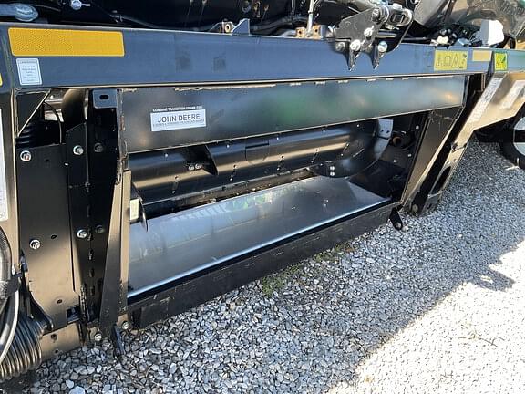 Image of MacDon FD235 equipment image 3