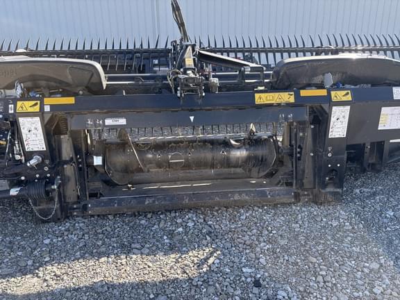 Image of MacDon FD240 equipment image 3