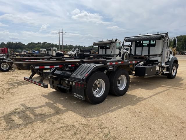 Image of Mack GR64B equipment image 2