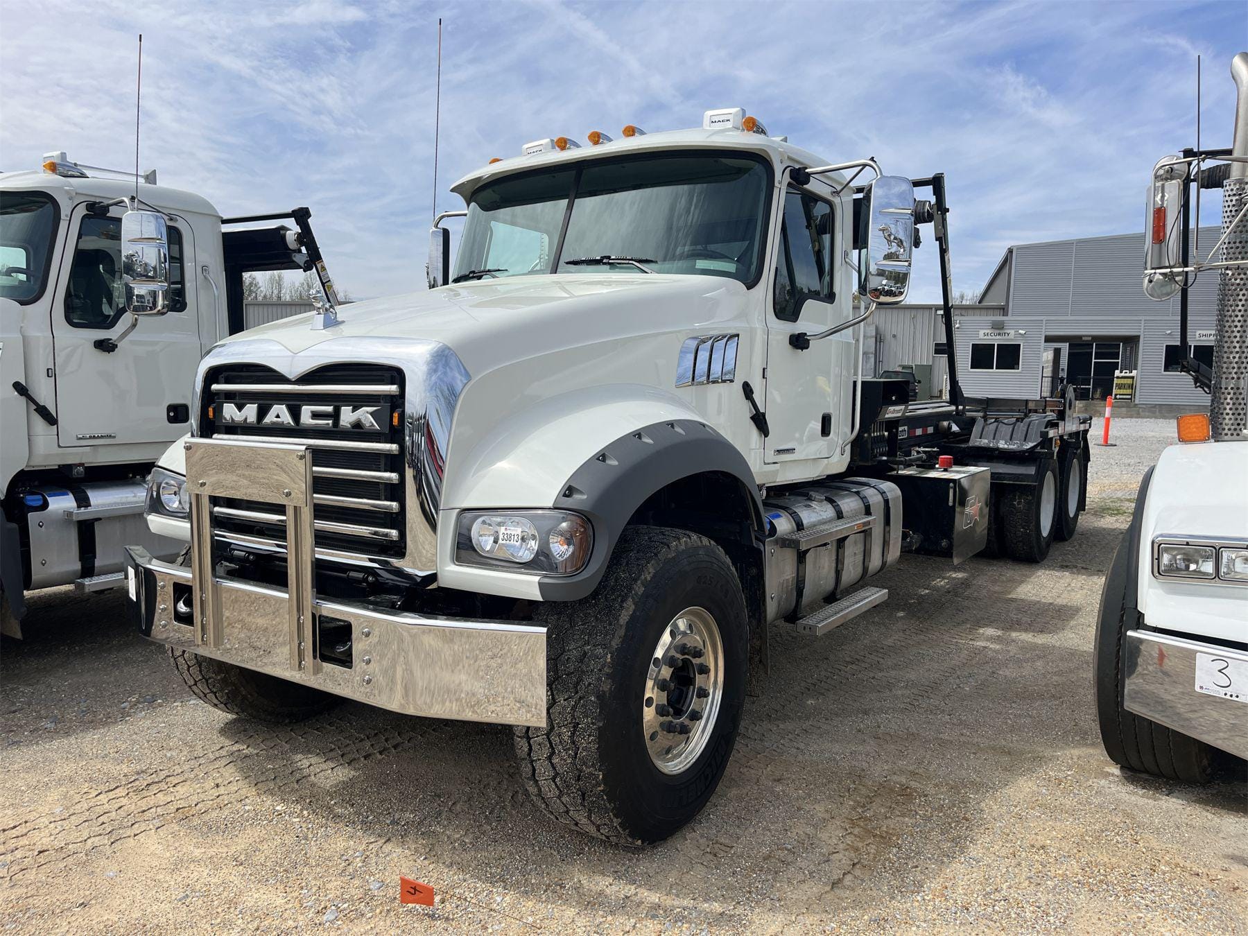 Main image Mack GR64F