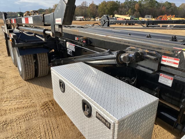 Image of Mack GR64F equipment image 4