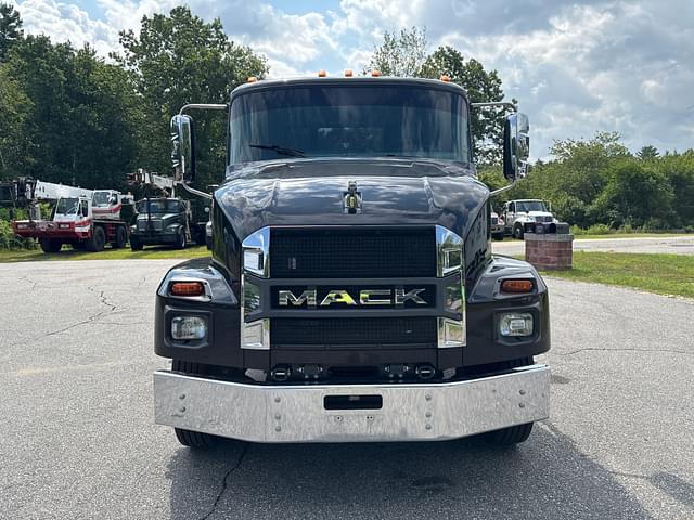 Image of Mack MD equipment image 1