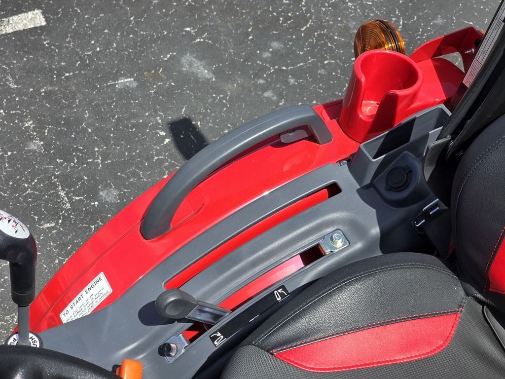 2025 Mahindra 1635 HST Equipment Image0