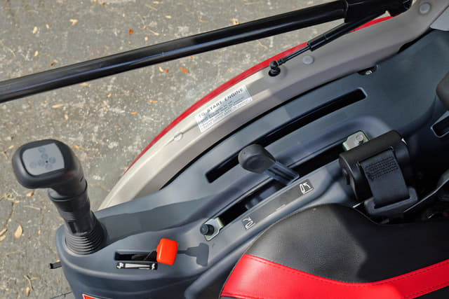 Image of Mahindra 1640 HST equipment image 4