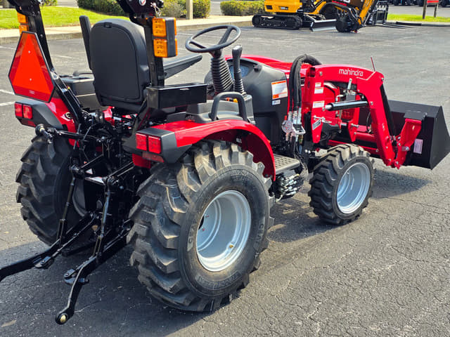 Image of Mahindra 2126 HST equipment image 2