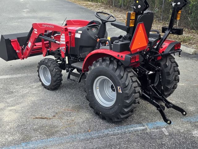 Image of Mahindra 2126 HST equipment image 2