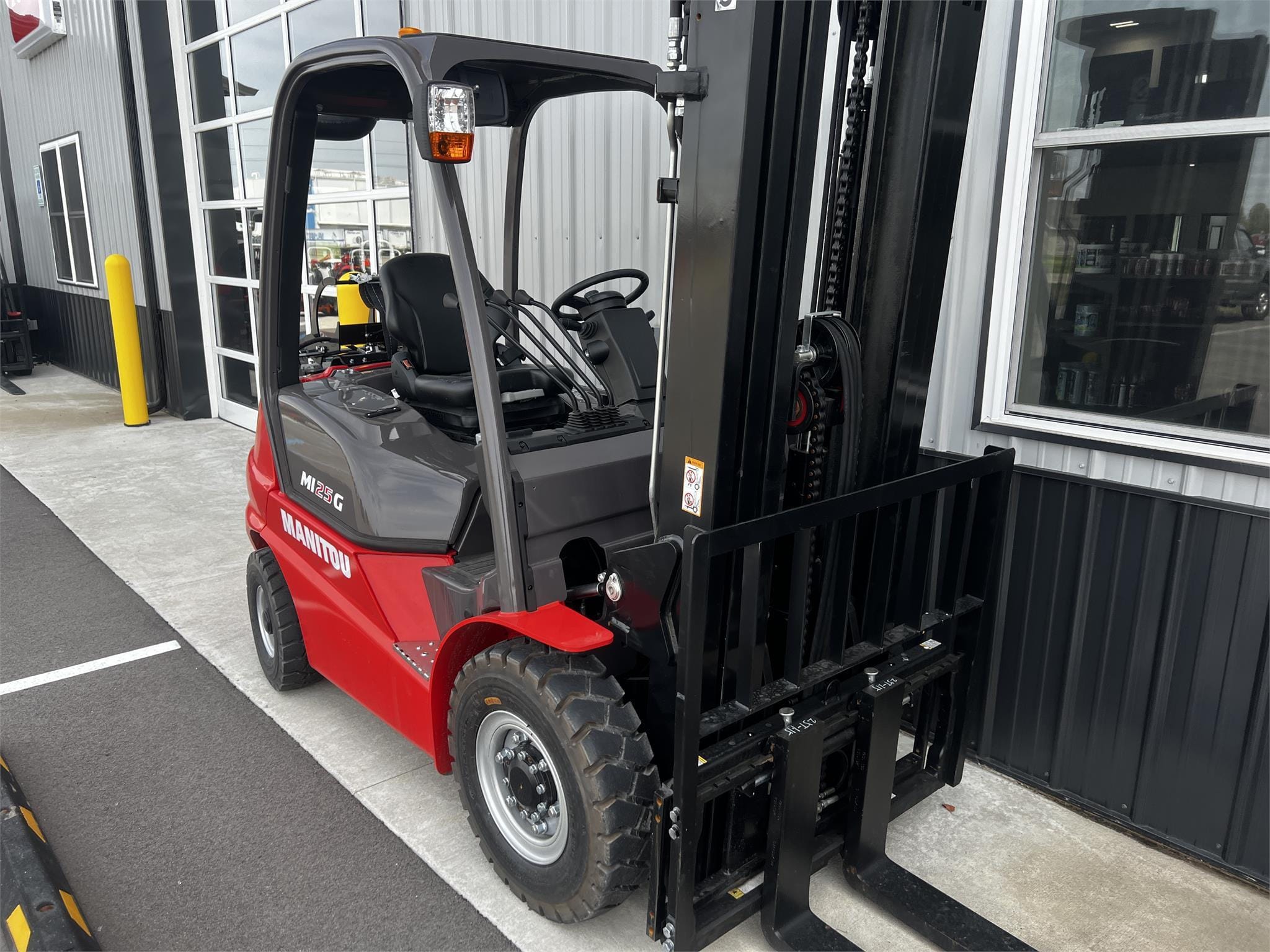 2024 Manitou MI25G Equipment Image0