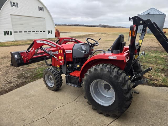 Image of Massey Ferguson 1825E equipment image 3
