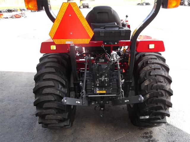 Image of Massey Ferguson 1825E equipment image 4