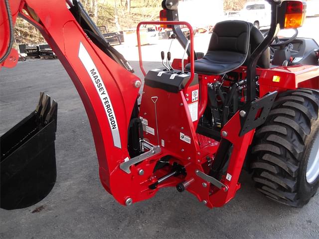 Image of Massey Ferguson 1825E equipment image 4