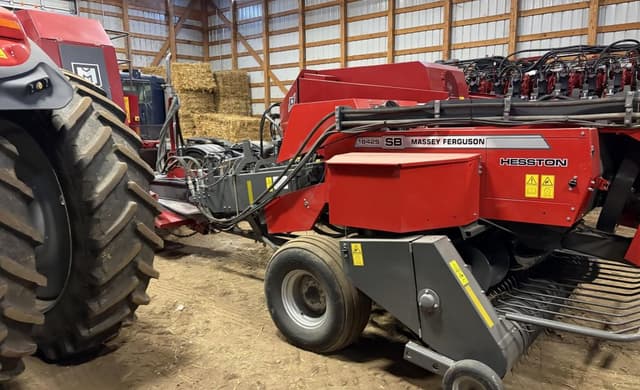 Image of Massey Ferguson 1842 equipment image 2