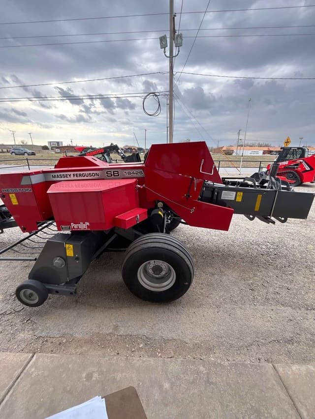Image of Massey Ferguson 1842S equipment image 4