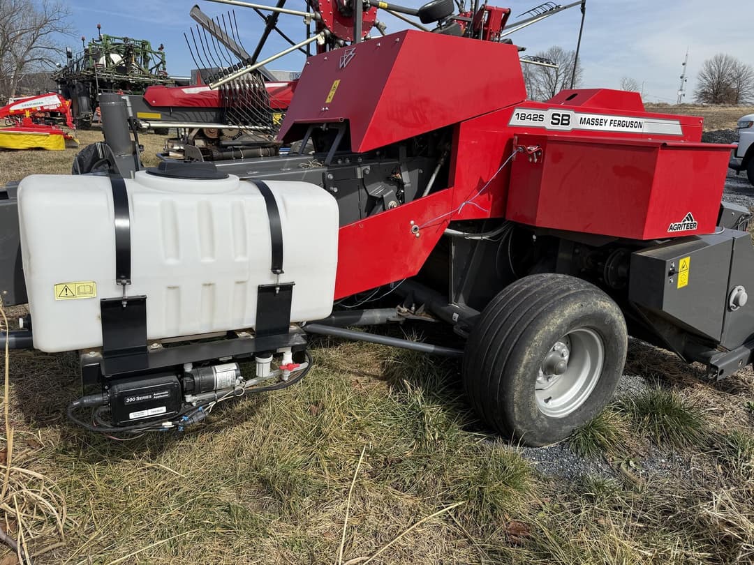 Image of Massey Ferguson 1842S Image 1